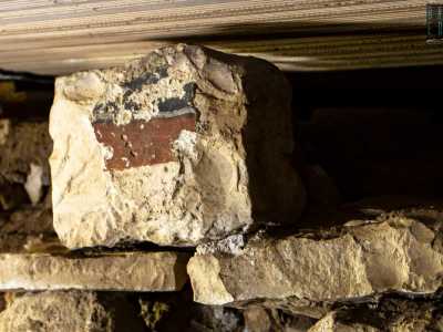 Su un muretto di pietre ne scorgiamo poi una dipinta di rosso scuro: un prezioso frammento di affresco che secoli fa colorava le pareti del tempio